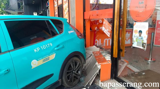 Taksi Listrik Tanpa Sopir Tabrak Resto Tangerang